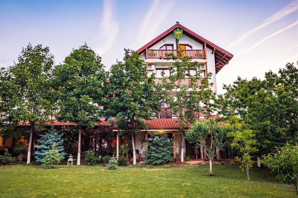 Κήπος έξω από το Семеен хотел Къща Тодорови