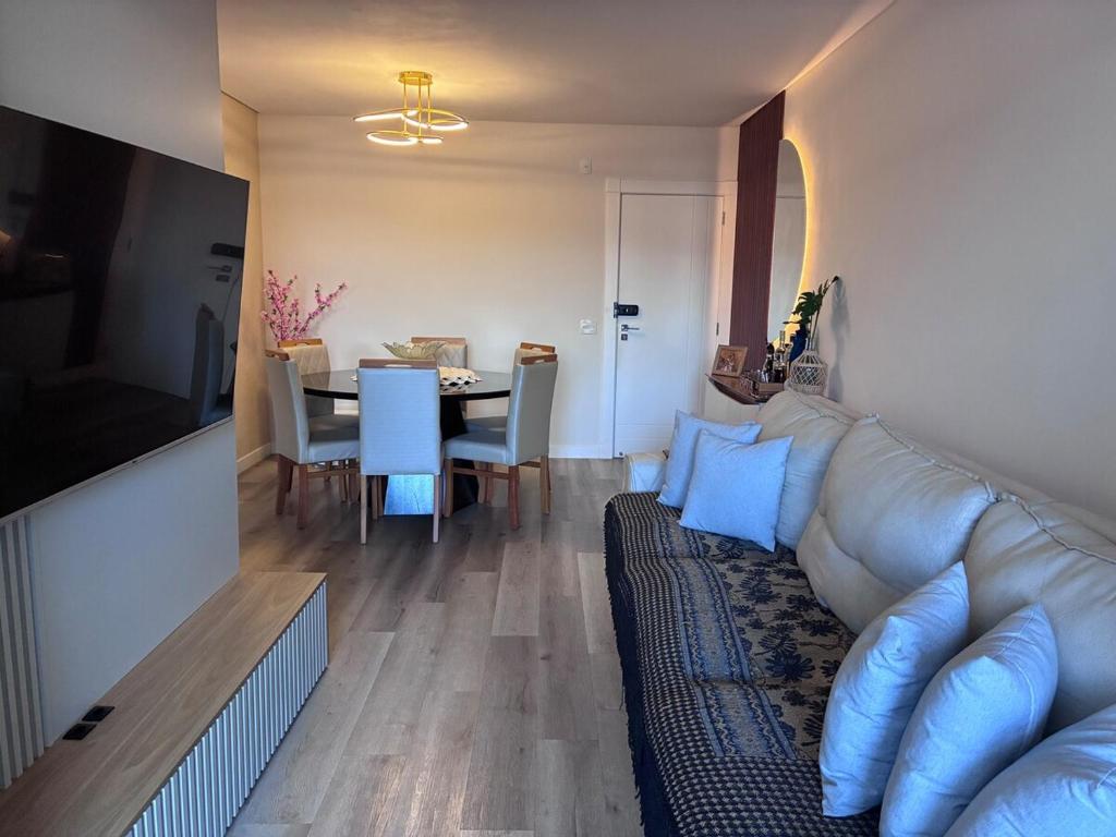 een woonkamer met een bank en een tafel bij Sunshine 601 in Balneário Camboriú