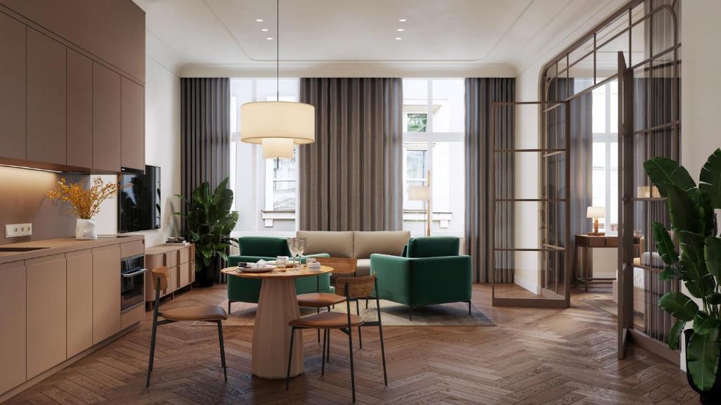 Una sala de estar con una mesa y sillas verdes. en Carillon Aparthotel - Keystone Collection, en Riga