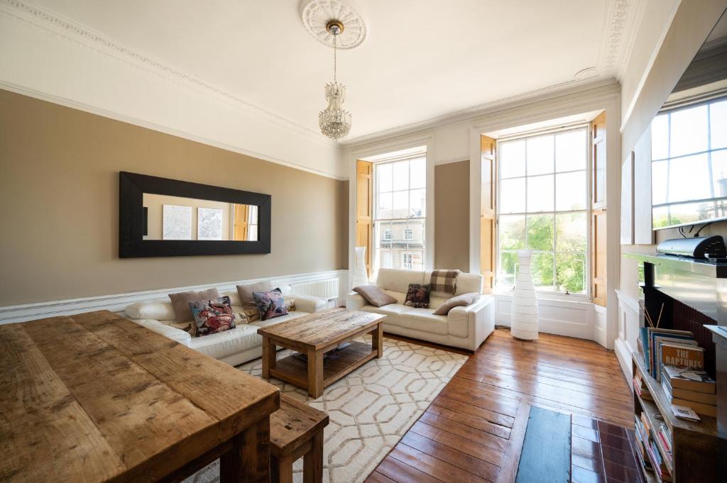 een woonkamer met een bank en een tafel bij Windsor Street Apartment in Edinburgh