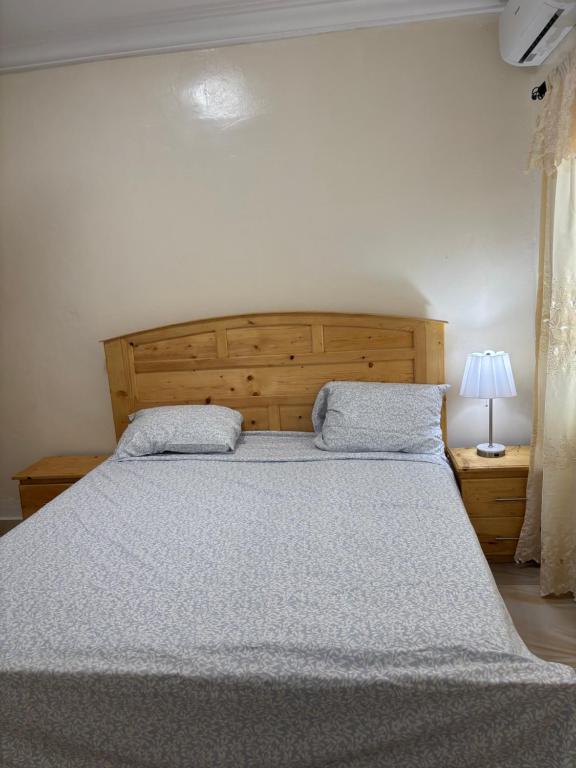 Postel nebo postele na pokoji v ubytování Kotu Heights Apartments