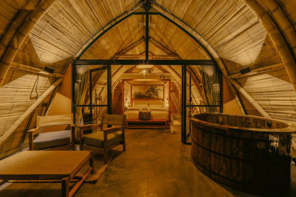 ラキラにあるHotel Casa Selvaggioの樽付きの部屋の内側の景色