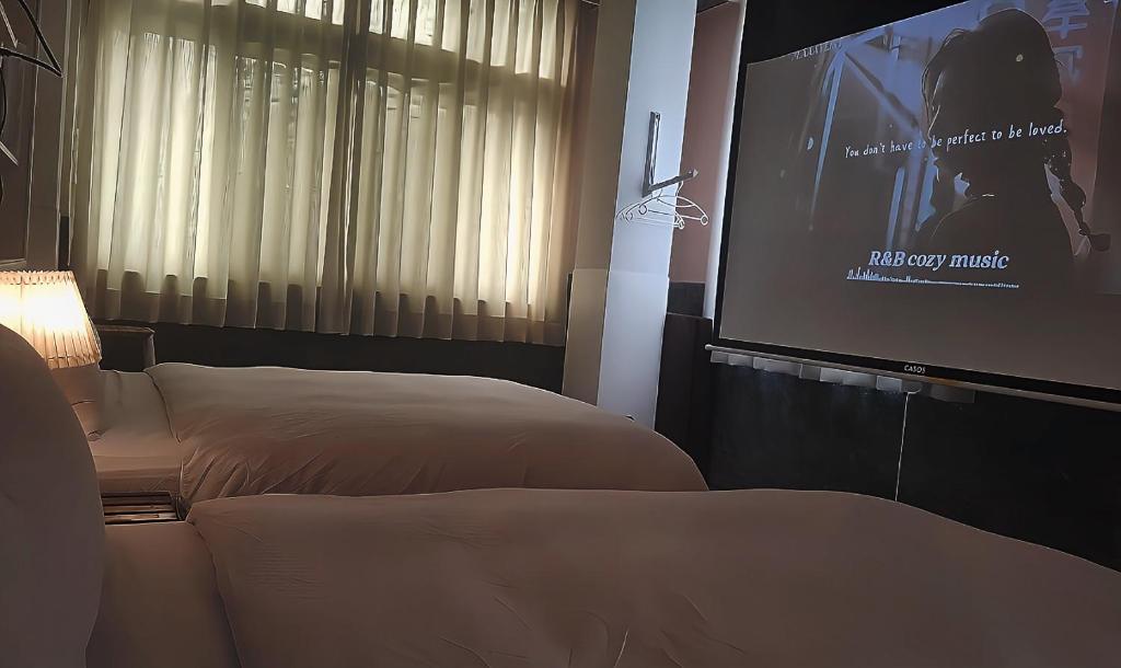 Postel nebo postele na pokoji v ubytování 山露露品茶 70年代老房子 六至十人 包層民宿