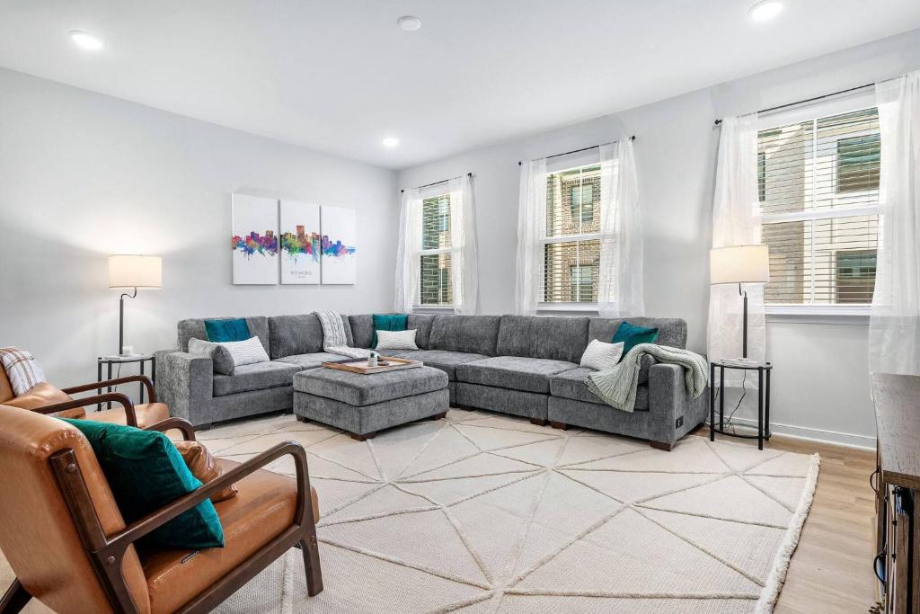 Khu vực ghế ngồi tại Beautiful Walkable 3-BR Midterm in Richmond Suburb