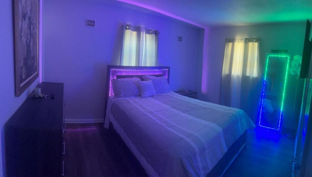 Un pat sau paturi într-o cameră la Chic One-Bedroom Escape in the Heart of Durham