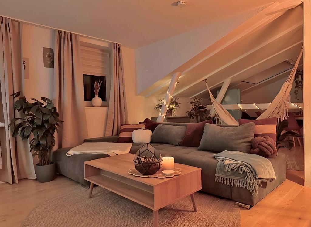 a living room with a couch and a table at Gemütliche Fachwerkwohnung mit Hängematte, Elbnah 300m in Magdeburg