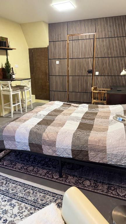 Ένα ή περισσότερα κρεβάτια σε δωμάτιο στο Newly Renovated Studio with Private Entrance