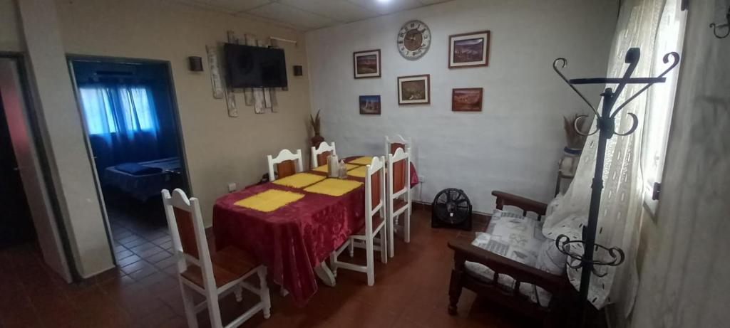ein Esszimmer mit Tisch und Stühlen und einem Fernseher in der Unterkunft Flor del Alba in San Salvador de Jujuy