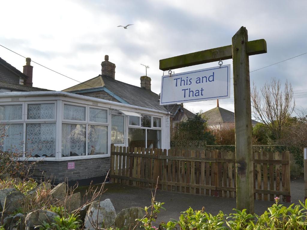 Ein Schild, auf dem das steht und das vor einem Haus in der Unterkunft This 'N' That in Tintagel