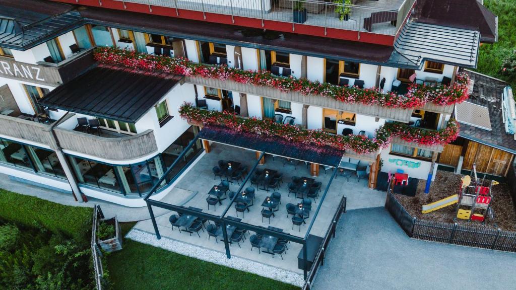 Una vista aérea de un hotel con piscina. en Hotel Bergkranz, en Mieders