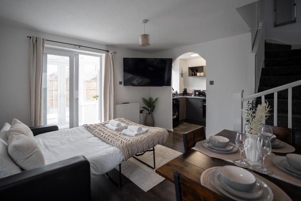 a living room with a bed and a table at Comfortable Home Near Supermarket with Parking & Garden in Bullingham