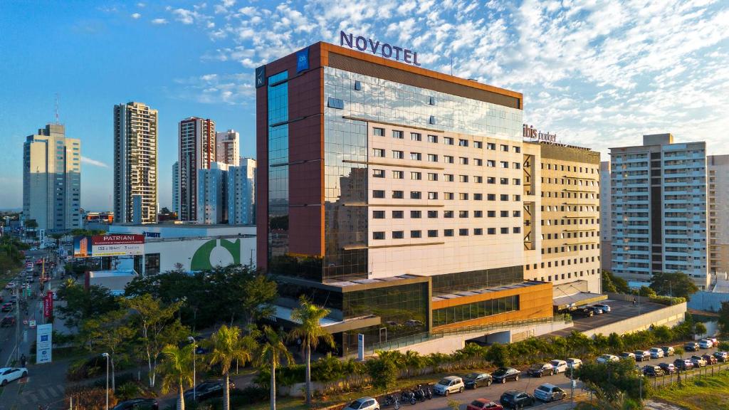 een gebouw met een Nordstrom-bord erop in een stad bij Novotel Sorocaba in Sorocaba