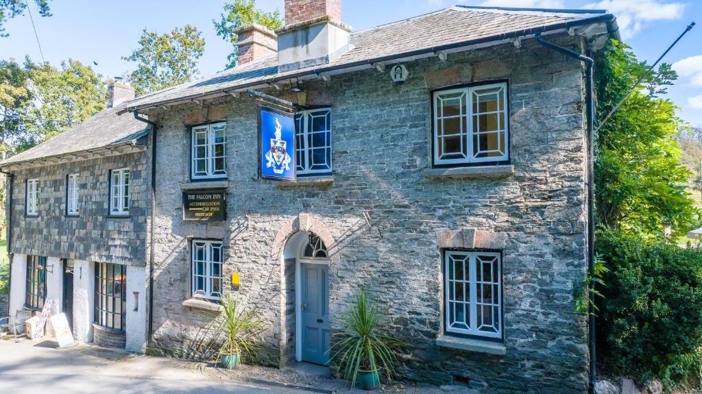 The Falcon Inn في Saint Mawgan: منزل حجري قديم ذو باب أزرق