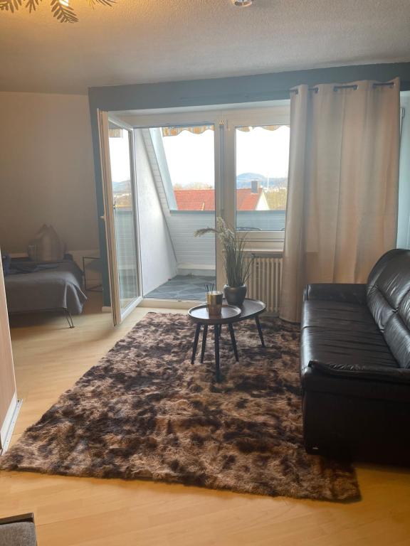 uma sala de estar com um sofá e uma mesa em Domus Lux 404 em Bad Säckingen
