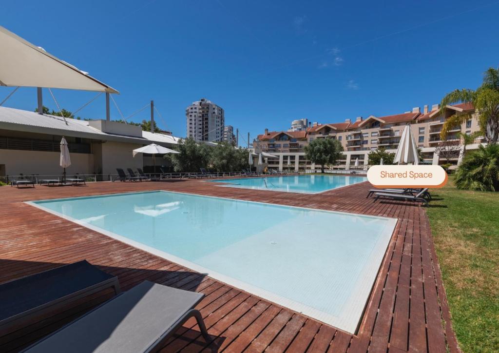 een zwembad in een resort bij Marina Apartments by Olala Homes in Herzliyya B