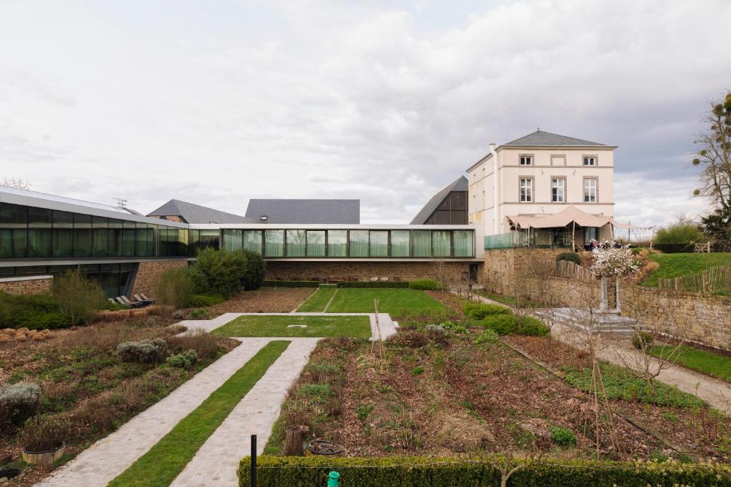 a garden in front of a building at Domaine des Terres du Val in Wanze
