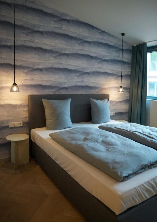 Un dormitorio con una cama con un cuadro en la pared. en qnorke Hotel, en Berlín