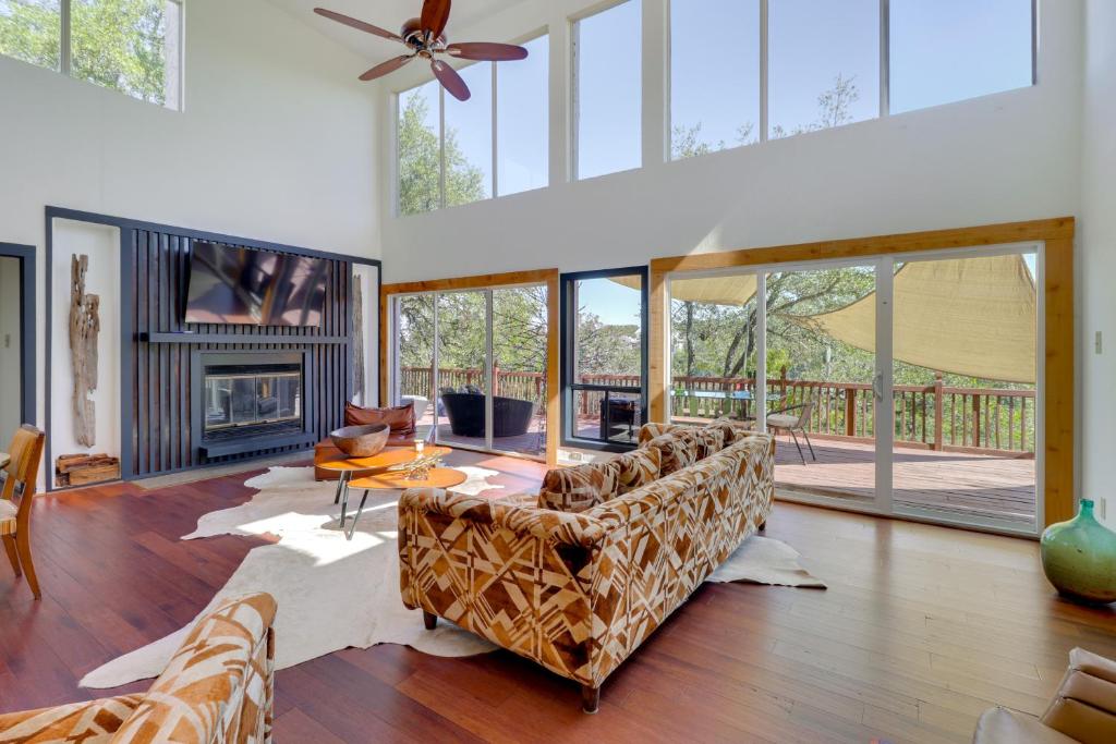 una sala de estar con un sofá y una mesa en Waterfront Lake Travis Luxury Home with Large Deck!, en Spicewood