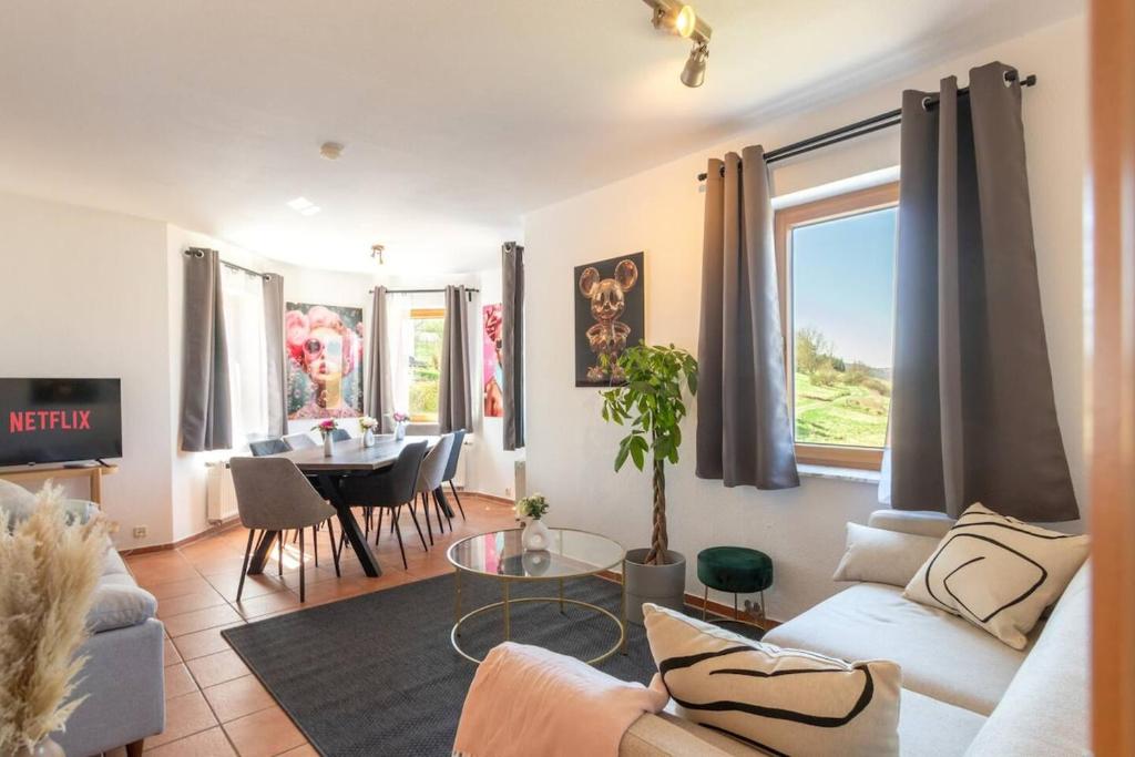 een woonkamer met een bank en een tafel bij Living between heaven and forest in Bermel