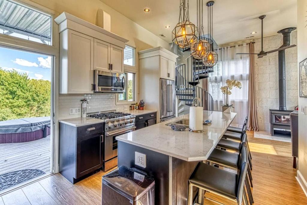 - une cuisine avec un grand îlot et un comptoir dans l'établissement Incredible Waterfront Villa with Stunning Sights in Gary, Indiana, à Miller