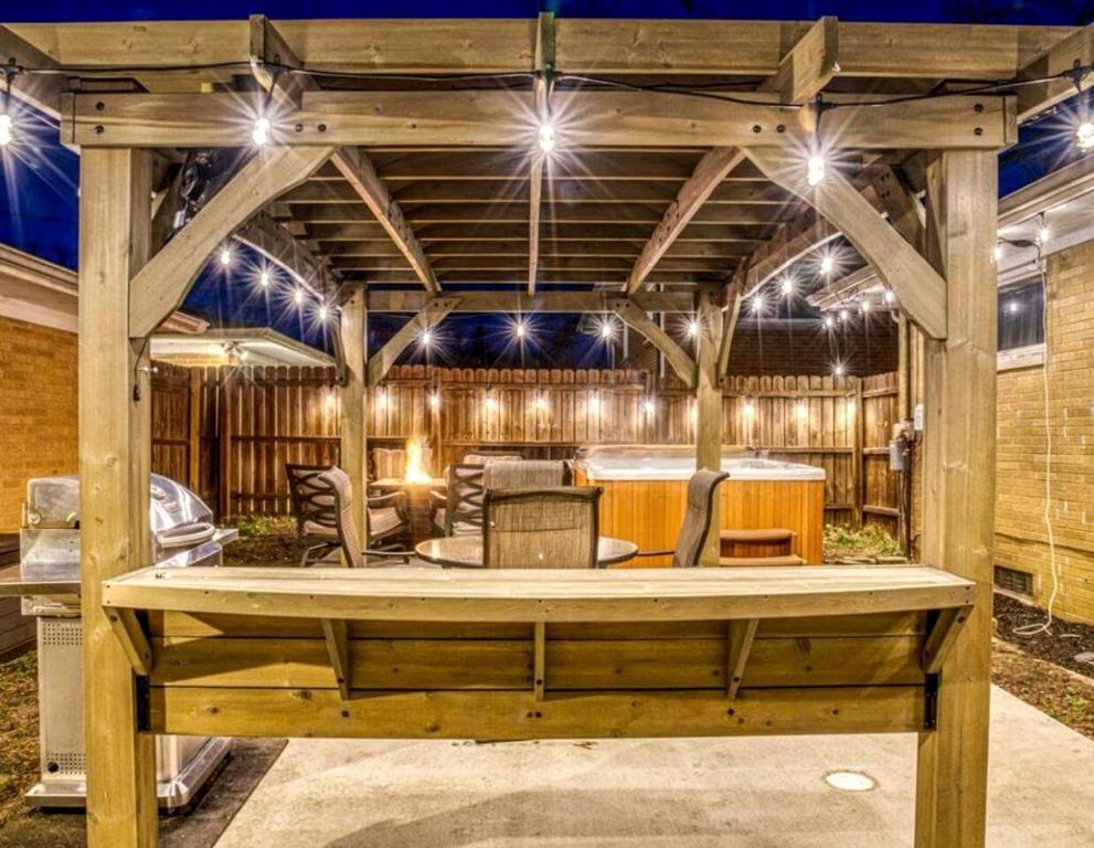 eine Holzbühne mit Beleuchtung darauf in der Unterkunft Beautiful Cottage with Hot-tub in Gary, Indiana in Miller