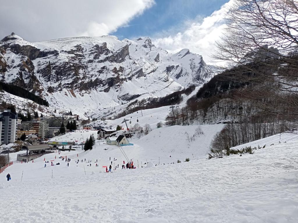 un groupe de personnes skier sur une montagne enneigée dans l'établissement Les Epicuriens, à Bielle