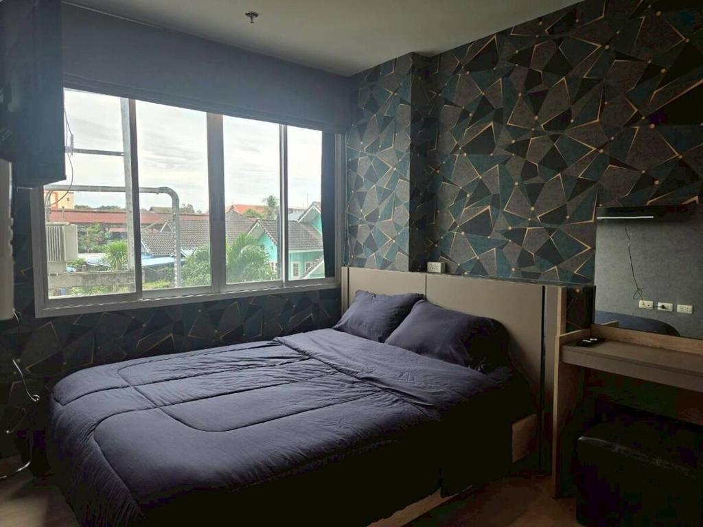 een slaapkamer met een bed en een groot raam bij Infinity Blue, High Speed Wi-Fi, Soft bed in Udon Thani