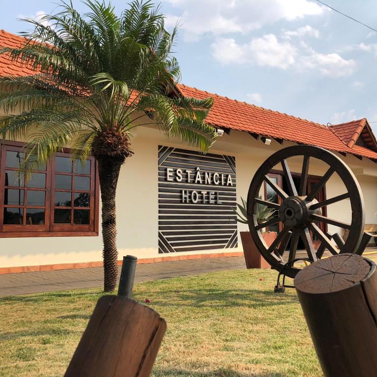 a wooden fence with a cannon in front of a hotel at Estância Hotel in Jardim