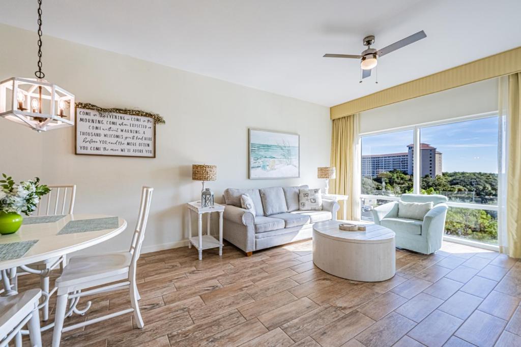 un soggiorno con un tavolo e un divano di Luau II 6429 a Destin