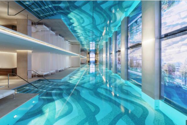 uma grande piscina num edifício com tecto azul em Cross training CSP TEST em Oulad Akkou