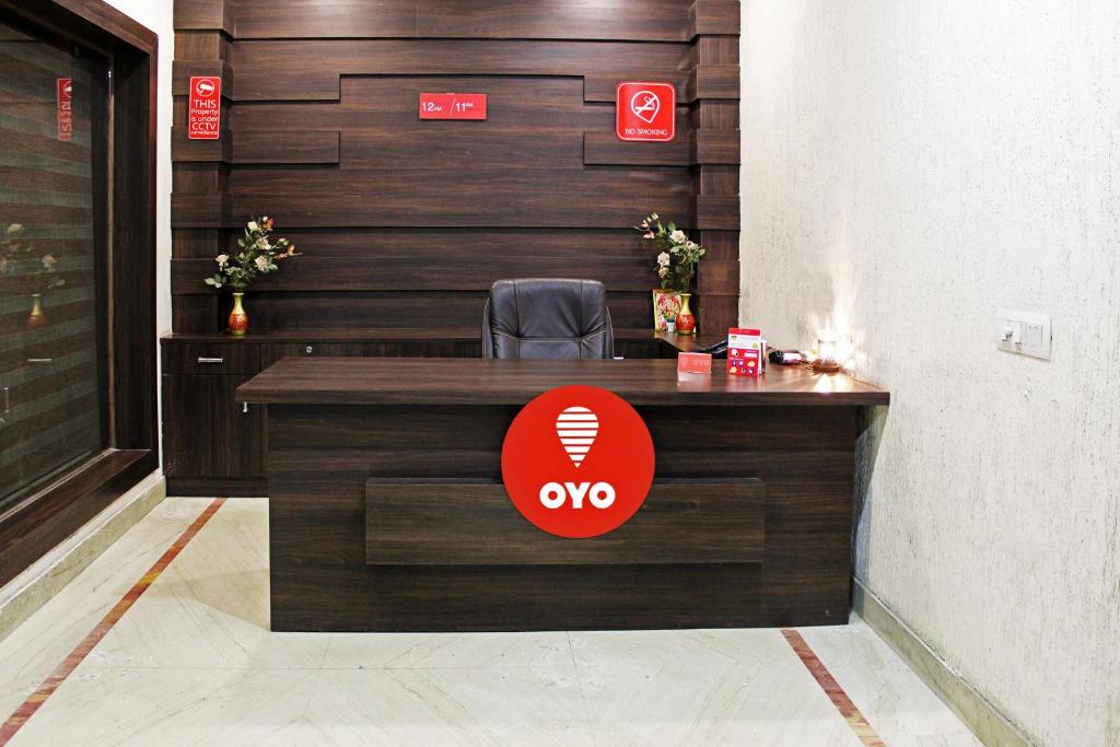 Una oficina con un escritorio con un balón de fútbol encima. en Hotel O Tajway Inn, en Agra