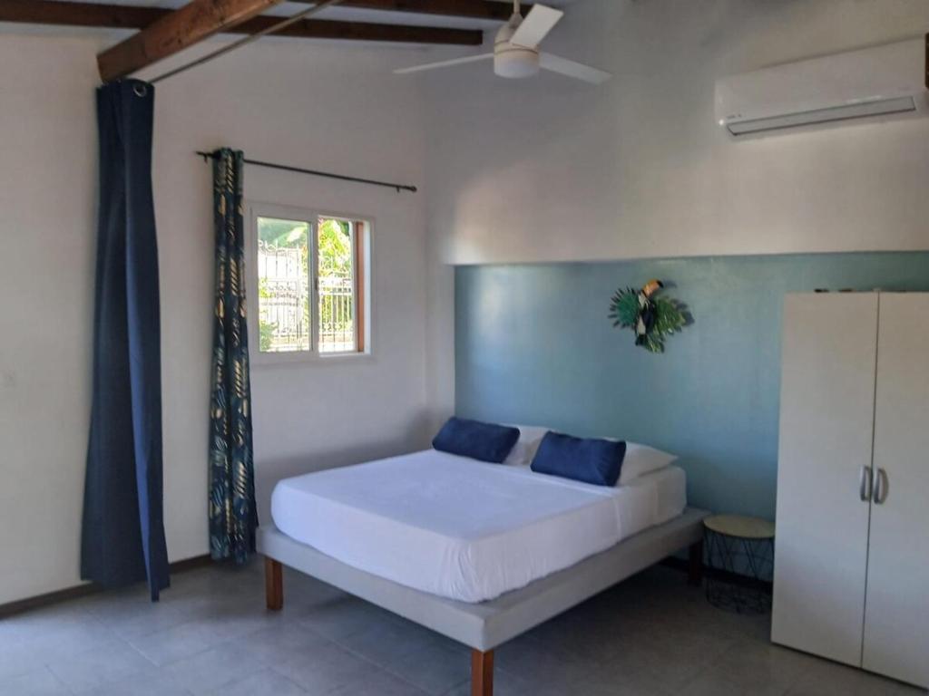 une chambre avec un lit dans une pièce avec une fenêtre dans l'établissement Ti kaz morne marigot, à Vieux-Habitants