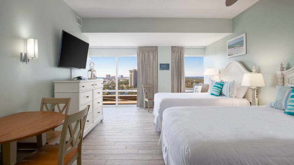 una camera d'albergo con due letti e un tavolo di Luau II 7226 a Destin