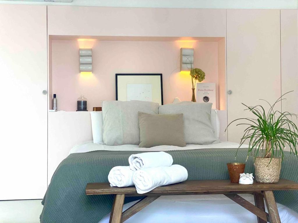 a bedroom with a bed with towels on a table at Suite Cosy Barbizon in Barbizon