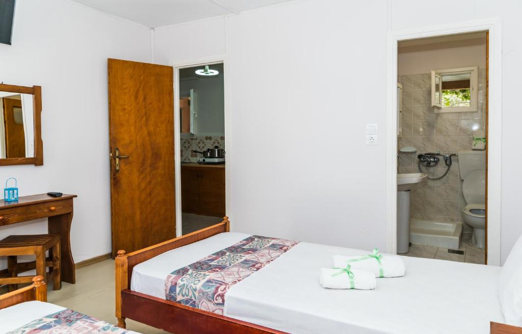 Un dormitorio con cama y un baño con ducha en Roussa's Apartments, en Laganas