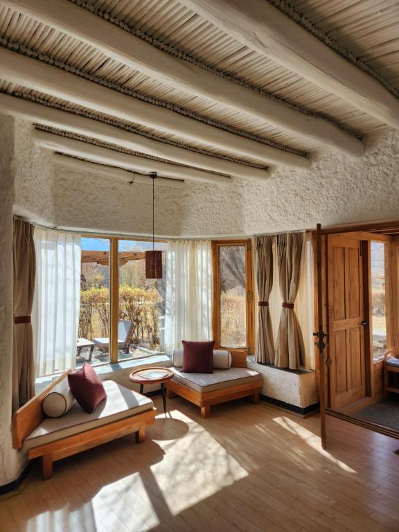 Posezení v ubytování Lchang Nang Retreat-THE HOUSE OF TREES-Nubra Valley