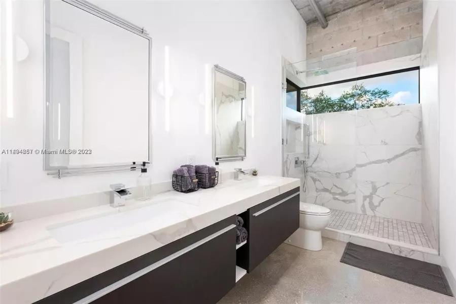 Un baño blanco con lavabo e inodoro. en Villa Retro Mirage, en Biscayne Park