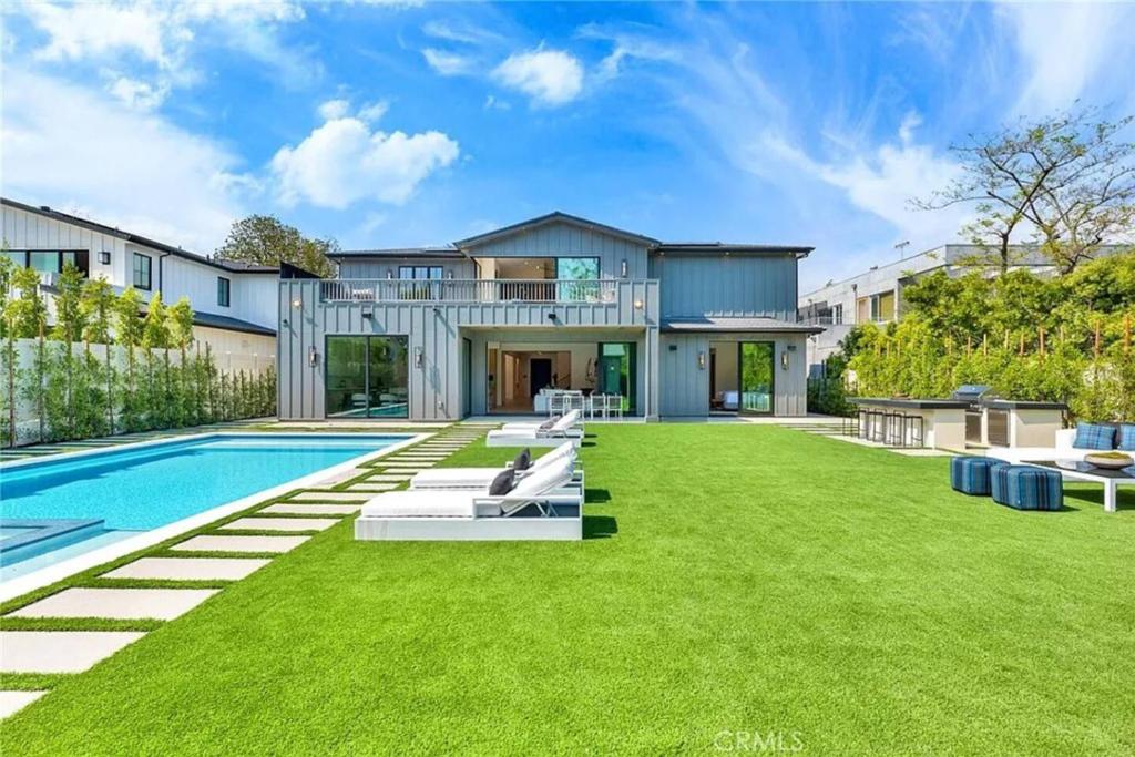 Bazén v ubytování Studio City Luxury 6BR Home with Pool and Theatre nebo v jeho okolí