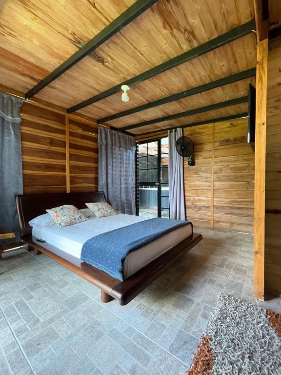 Giường trong phòng chung tại Cabañas de la loma