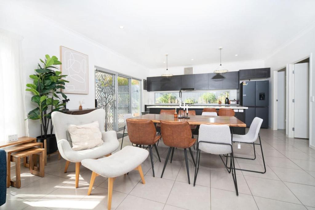eine Küche und ein Esszimmer mit Tisch und Stühlen in der Unterkunft Spacious Retreat with Balcony Patio and Family Comfort in Doolandella