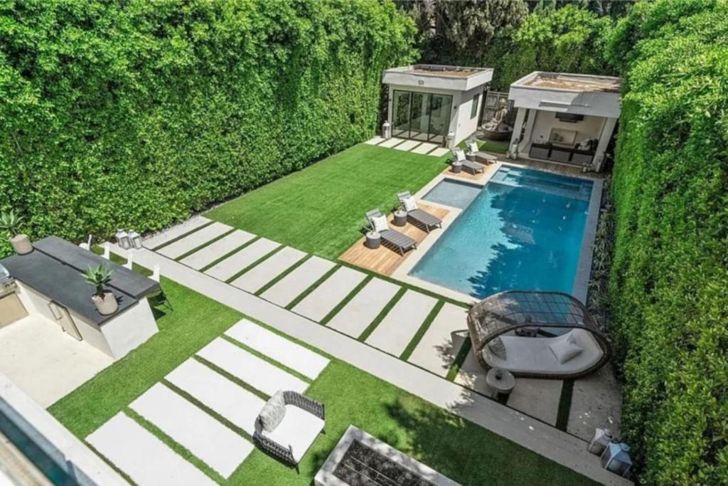 an overhead view of a backyard with a swimming pool at Luxury Escape 6BR Villa Pool, Gym, Theatre, EV in Sherman Oaks