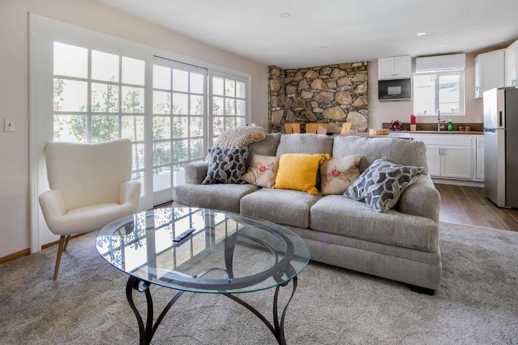 Η κουζίνα ή μικρή κουζίνα στο Cozy 1BR Guest House with Mountain View in Simi Valley