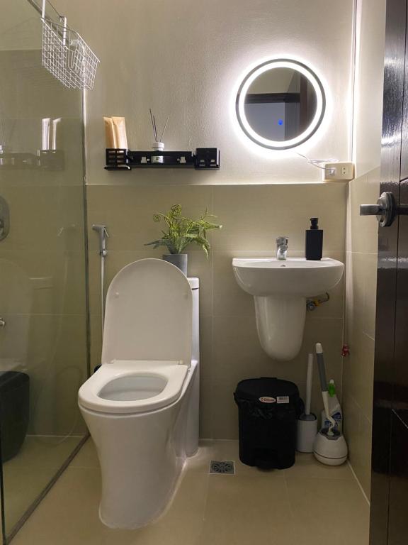een badkamer met toilet en wastafel bij The Stayhaus by Dan & Steph in Manilla