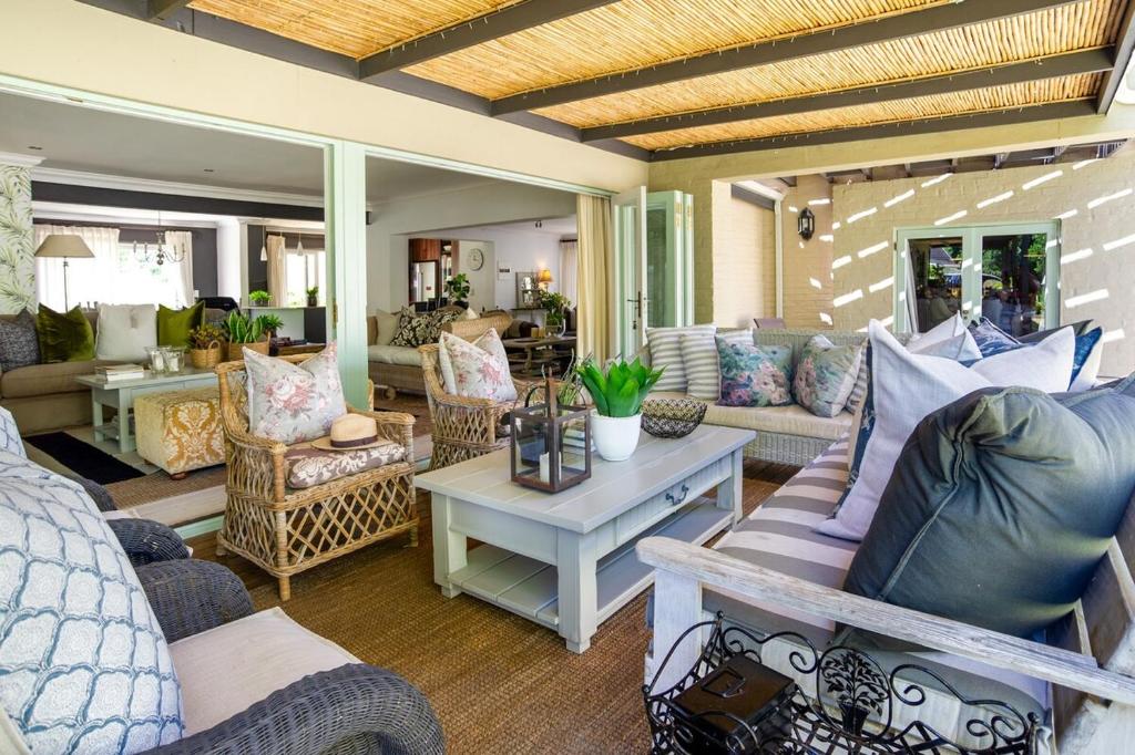 Lagoonside Family Haven في كنيسنا: غرفة معيشة مع كنب وطاولة