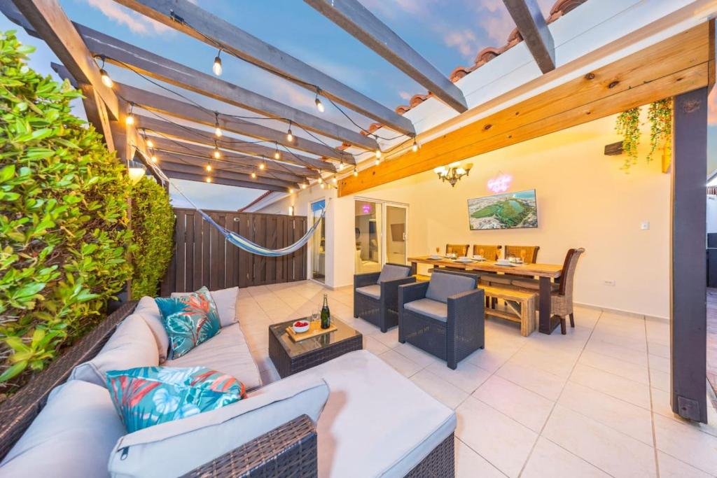 ein Wohnzimmer mit Sofa und Tisch in der Unterkunft Coastal Paradise in Tanki Lender