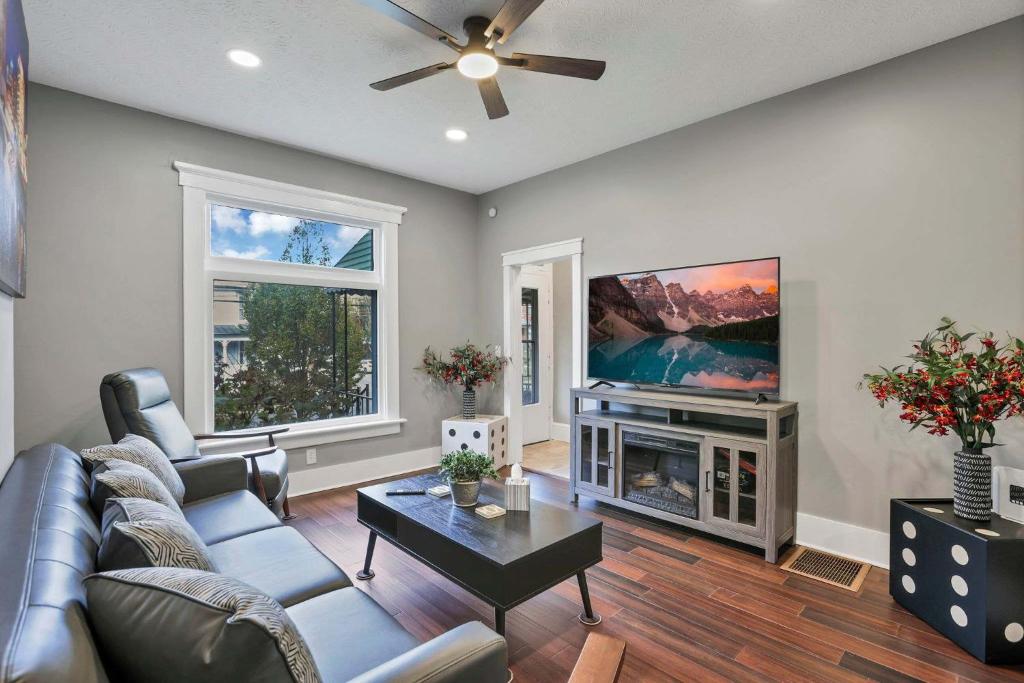 Телевизор и/или развлекательный центр в Spacious 3BR Home Minutes to Downtown Columbus