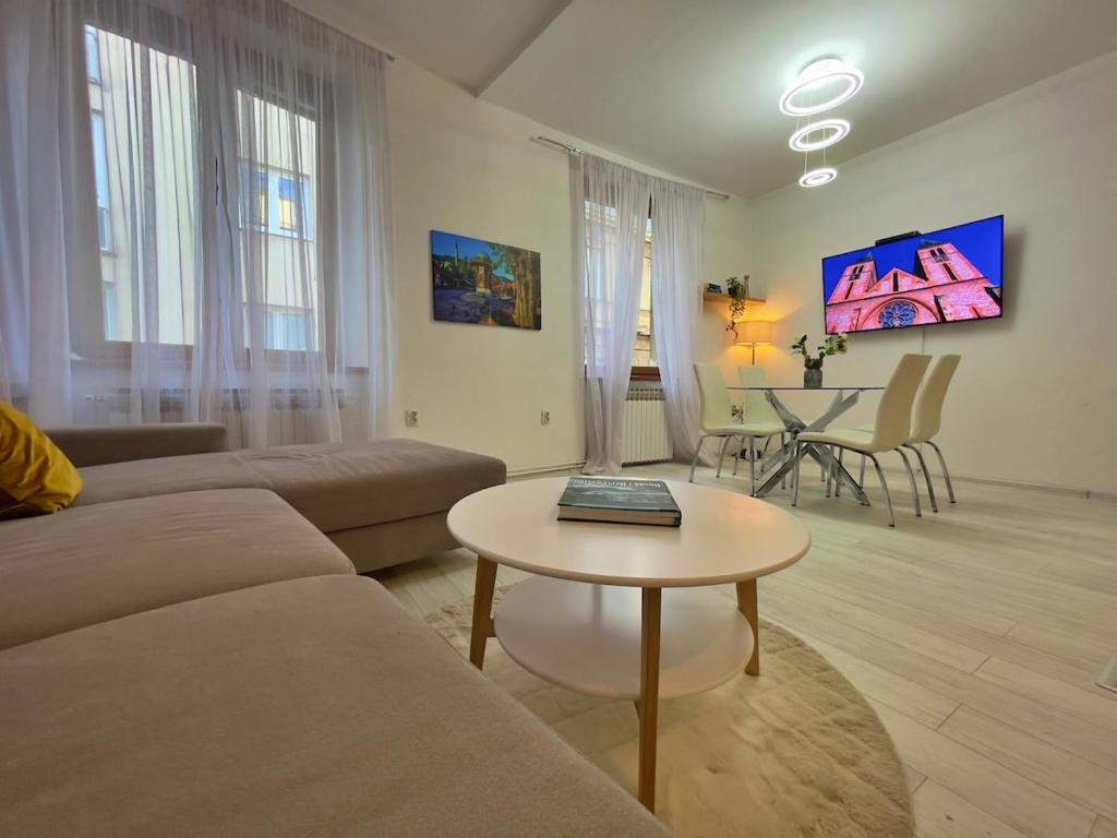 TV a/nebo společenská místnost v ubytování Metropoint Apartment Sarajevo