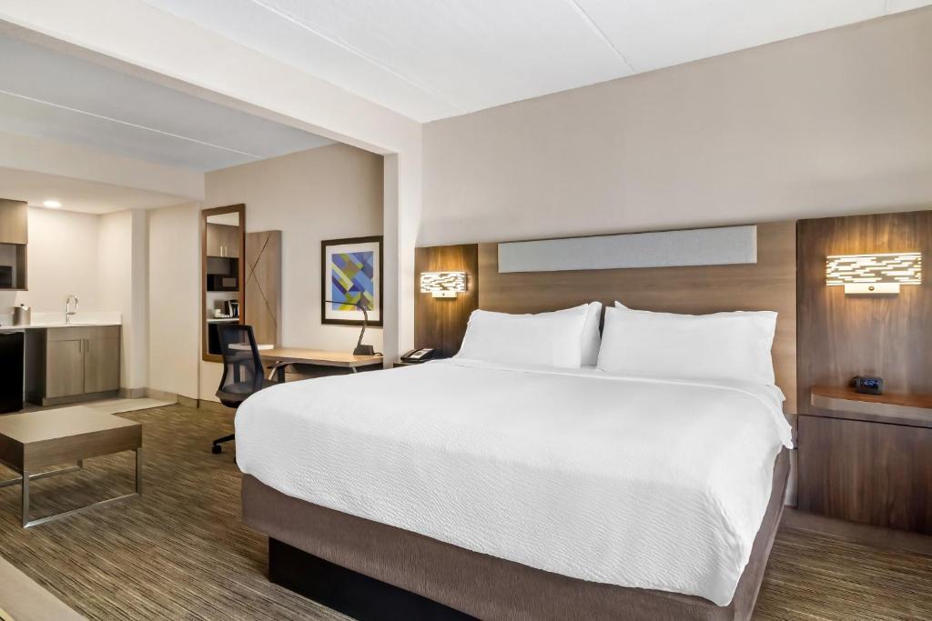 Holiday Inn Express & Suites Jacksonville South East - Medical Center Area by IHG - Suite Met Kingsize Bed En Uitzicht Op De Golfbaan