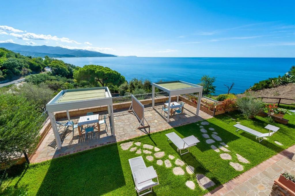 een luchtzicht op een tuin met een prieel bij Villa Marilena in Marina di Casalvelino