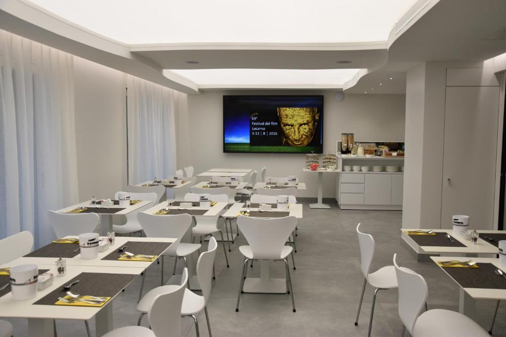 TV a/nebo společenská místnost v ubytování Hotel City Locarno